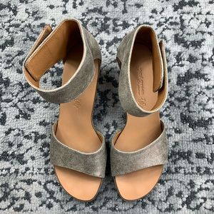 CLEARANCE: Paul Green Gold Leather Sandals